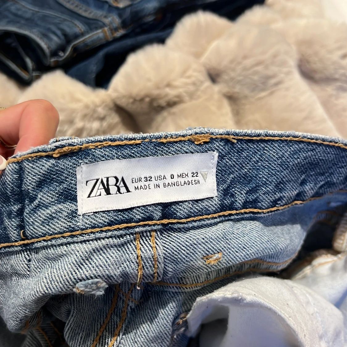 Blå jeansshorts från Zara med fransar - 2