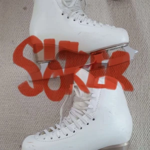 SÖKER edea chorus storlek 255C med skena  - Kontakta gärna mig ifall ni har eller känner någon som har dessa skridskor (edea chorus storlek 255C med skena)! Pris kan vi diskutera!❤️