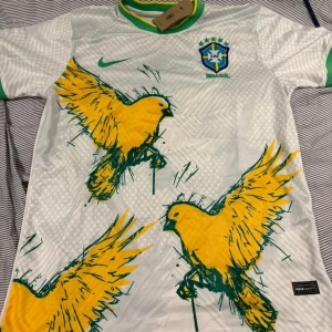 Fotbollströja  - Hej, säljer denna tshirt då den är för stor på mig. Fraktar runt hela Sverige 