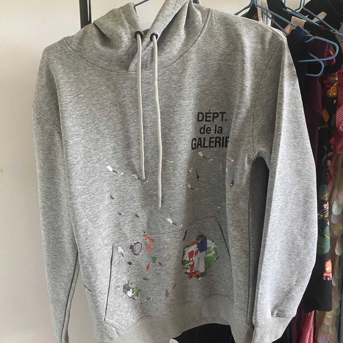 Grå hoodie DEPT. de la GALERIE