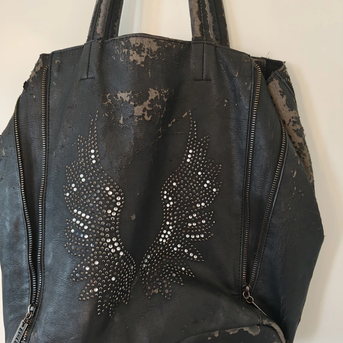 Svart handväska med nitar från Exentri