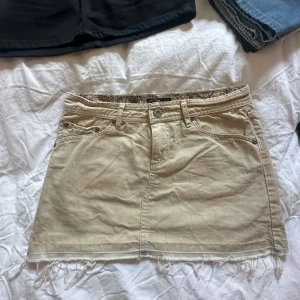Beige jeanskjol - Säljer en beige jeanskjol från Jofama, Lågmidjad,  storlek m. Kan behöva stryckas