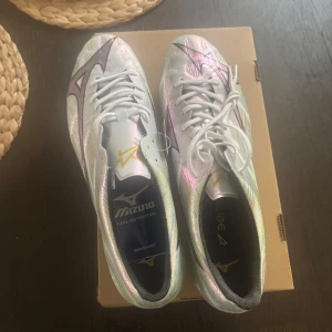 Mizuno fotbollsskor  - Helt nya mizunos i storlek 44. Nu pris 2299 kr och boxen finns med. Helt oanvända 