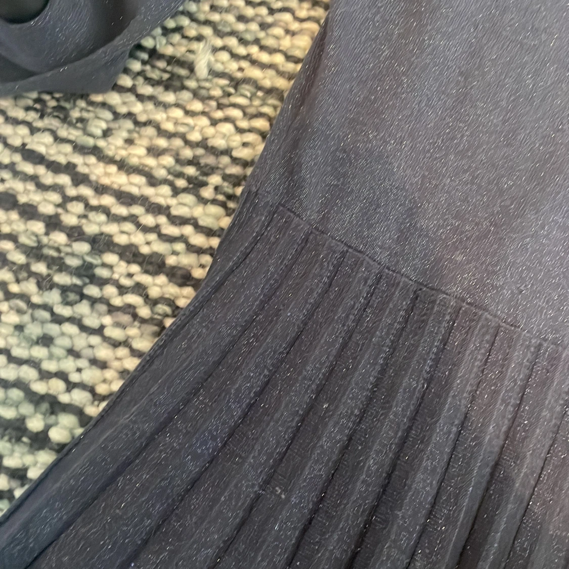 Mörkblå glittrig plisserad klänning från petit bateau - 1