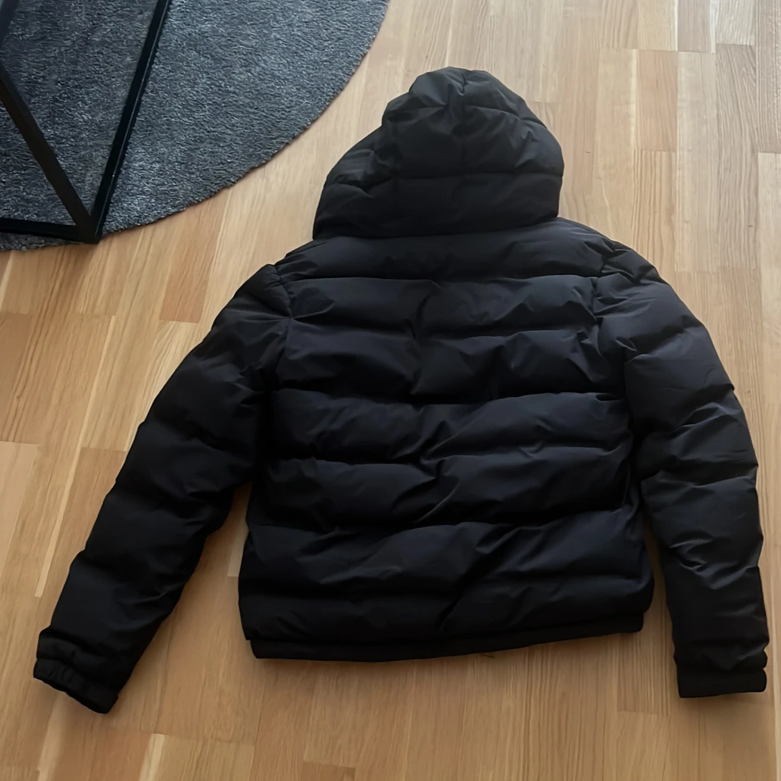 Svart vinterjacka från pull and bear  - 2