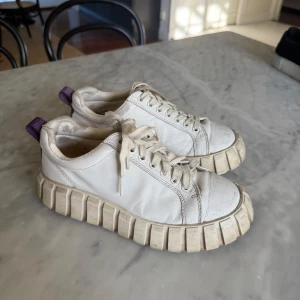 Eytys  - Snygga vita eytys med en krämvit/beige sula