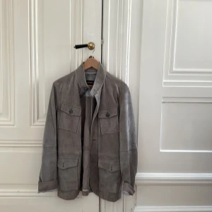 Michael Kors suede jacket - Suede jacket (mocka) i grå. Storlek S. sällan använd så mkt bra skick.