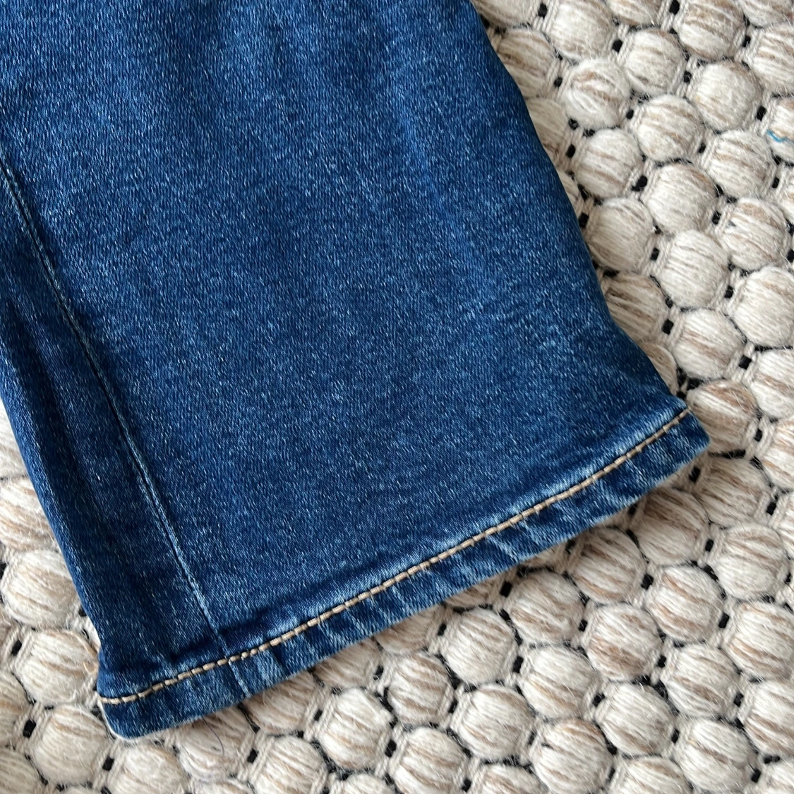 Blå bootcut jeans med fickdetaljer - 2