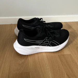 Svarta Asics Gel Pulse 15  - Superbekväma löparskor som passar för blandade distanser. Använda fåtal gånger då i fint skick! Passar även dam om man har lite bredare fötter.