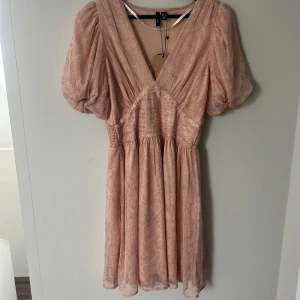 Ljusrosa kortklänning från Vero Moda - Supersöt ljusrosa kortklänning från Vero Moda i storlek S. Helt ny med lappen kvar