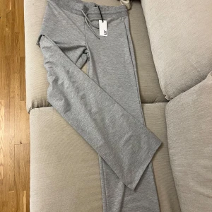 Grå mjukisbyxor från 157, storlek M - Helt nya, aldrig använda grå mjukisbyxor från lager 157  med normal passform och utsvängda ben. 