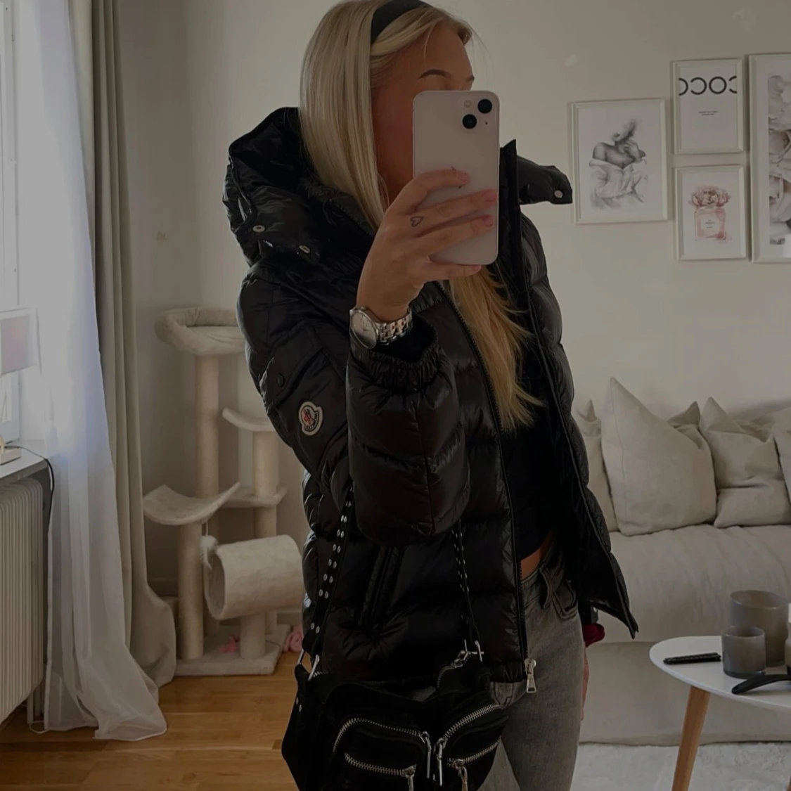 Svart Moncler Maya dunjacka med huva
