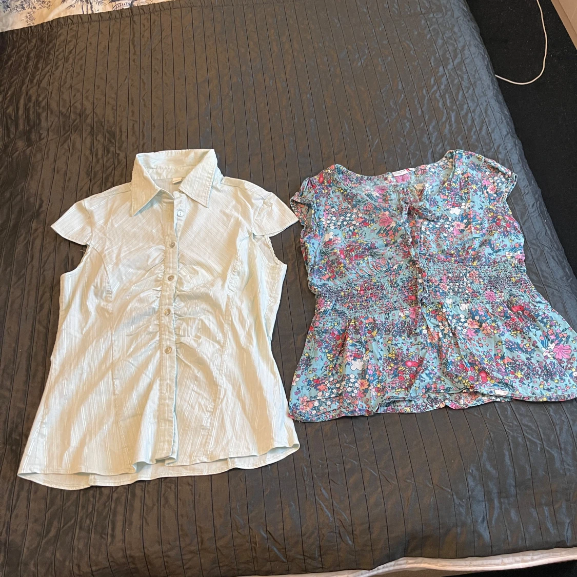 Blommig blå blus från Only & vit blus - 1