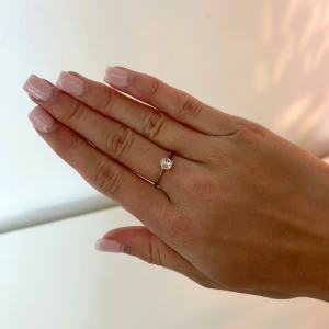 Edblad ring  - Snygg och stilren guldring med en ”diamant”✨Aldrig använd. Storlek 16