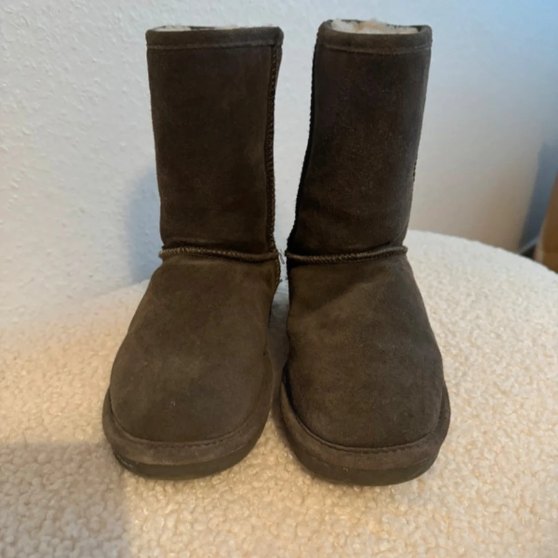 Gråa Bearpaw boots i mocka