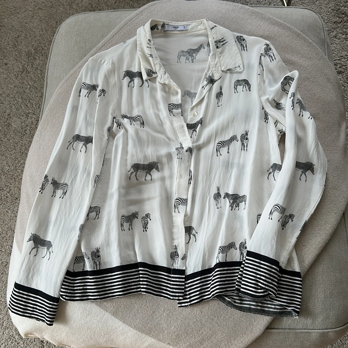 Vit zebramönstrad skjorta från MNG