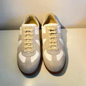 Maison Margiela skor - Riktigt snygga och stilrena Maison Margiela skor i vitgrå färg. Helt nya. Perfekta för en stilren vardag. Först till kvarn😁