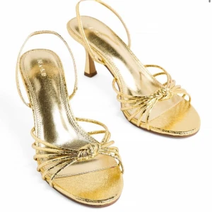 Guldiga klackar från NAKD - Säljer ett par guldiga klackar från NAKD. ALDRIG ANVÄNDA!!! Nypris 599