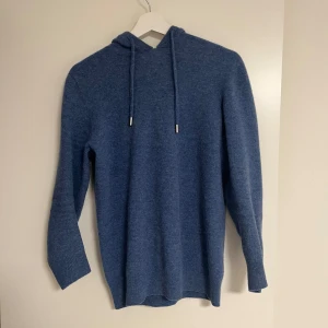 Blå merinoull hoodie - Skön och snygg merino ull hoodie perfekt nu inför kallare dagar. Märke oklart. Bra skick 