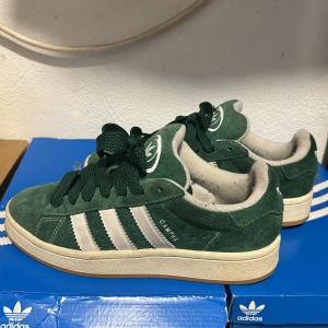 Adidas Campus gröna sneakers mocka - Adidas Campus sneakers i mörkgrön mocka. Använda fåtal. 