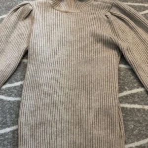 Beige ribbad stickad tröja- ONLY🤍 - Säljer en beige ribbad stickad tröja från ONLY i storlek XS💕💕 Perfekt till hösten & för dig som gillar en enkel men trendig look med lite volym på axlarna❣️❣️