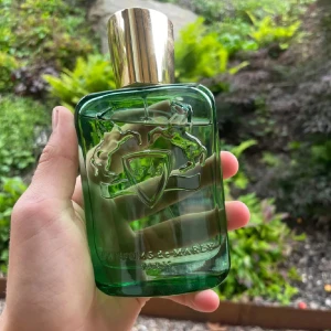 Parfums de Marly Greenley 125ml - Parfums de Marley greenely, har kvitto💫 köpt på NK, har kvar påsen.😊🙌 växte ifrån lukten då jag köpte den för 1 år sedan🙏 förpackningen är lite skadad men inget märkvärdigt😀