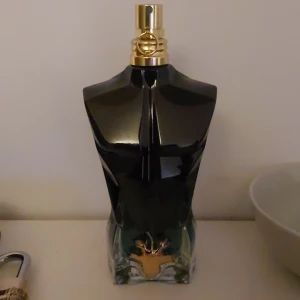 Jpg Le Beau Le parfum 125ml - 125 ml flaska med mycket kvar. Bevarad i bra klimat för längre långbarhet, perfekt för somriga semestrar men även i det lite kallare sverige vädret.