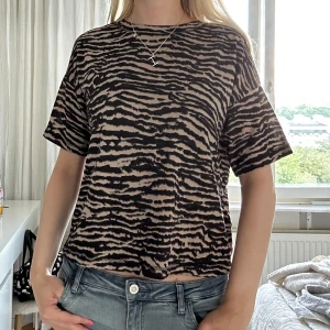 djurmönstrad tröja  - coolaste zebramönstrade tröjan!!💟