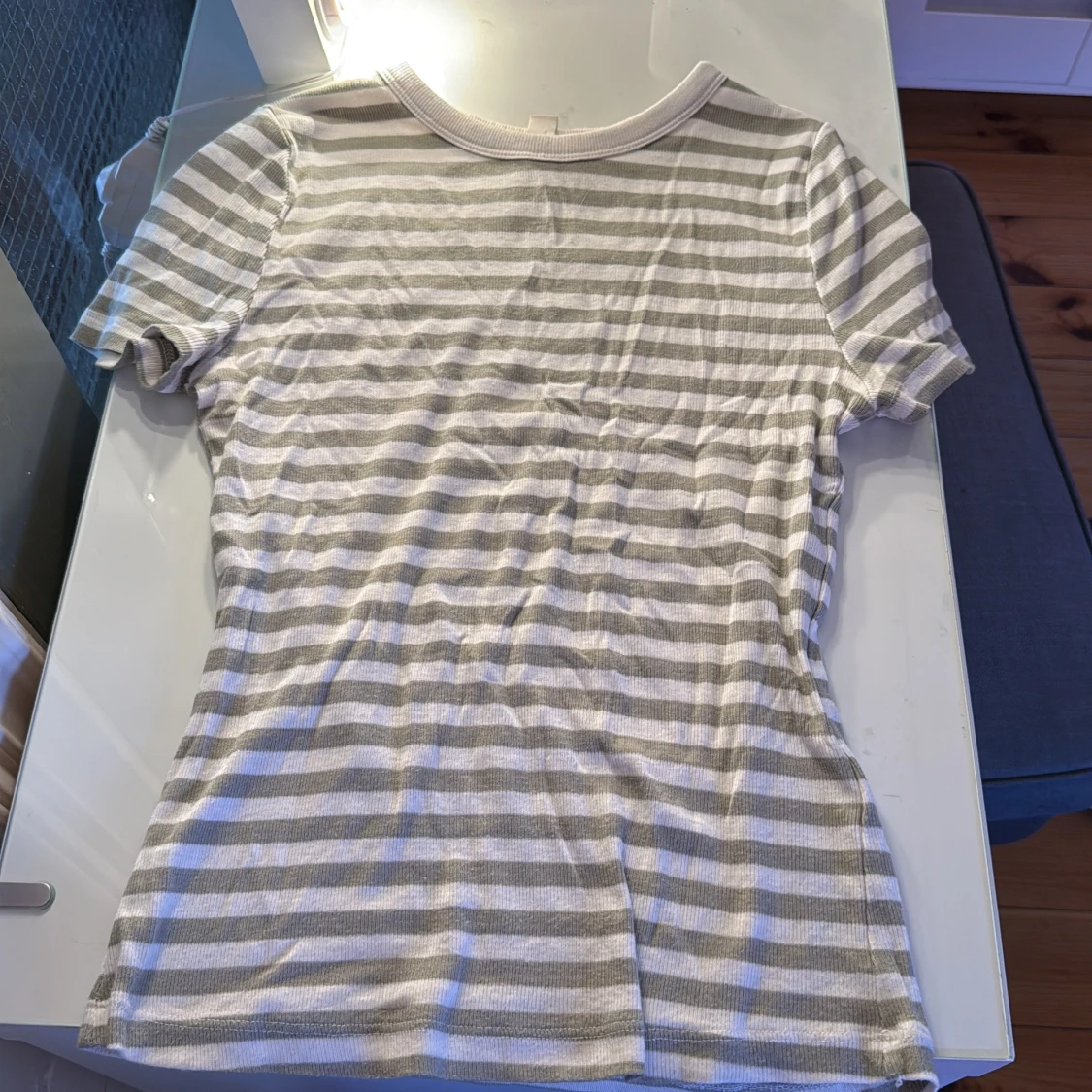 Vit och grön randig tröja. - 1