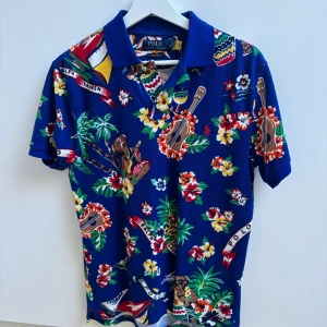 Ralph lauren piké - Jätte fin och lite annorlunda Ralph lauren piké som inte använts många gånger och nu blivit för liten!