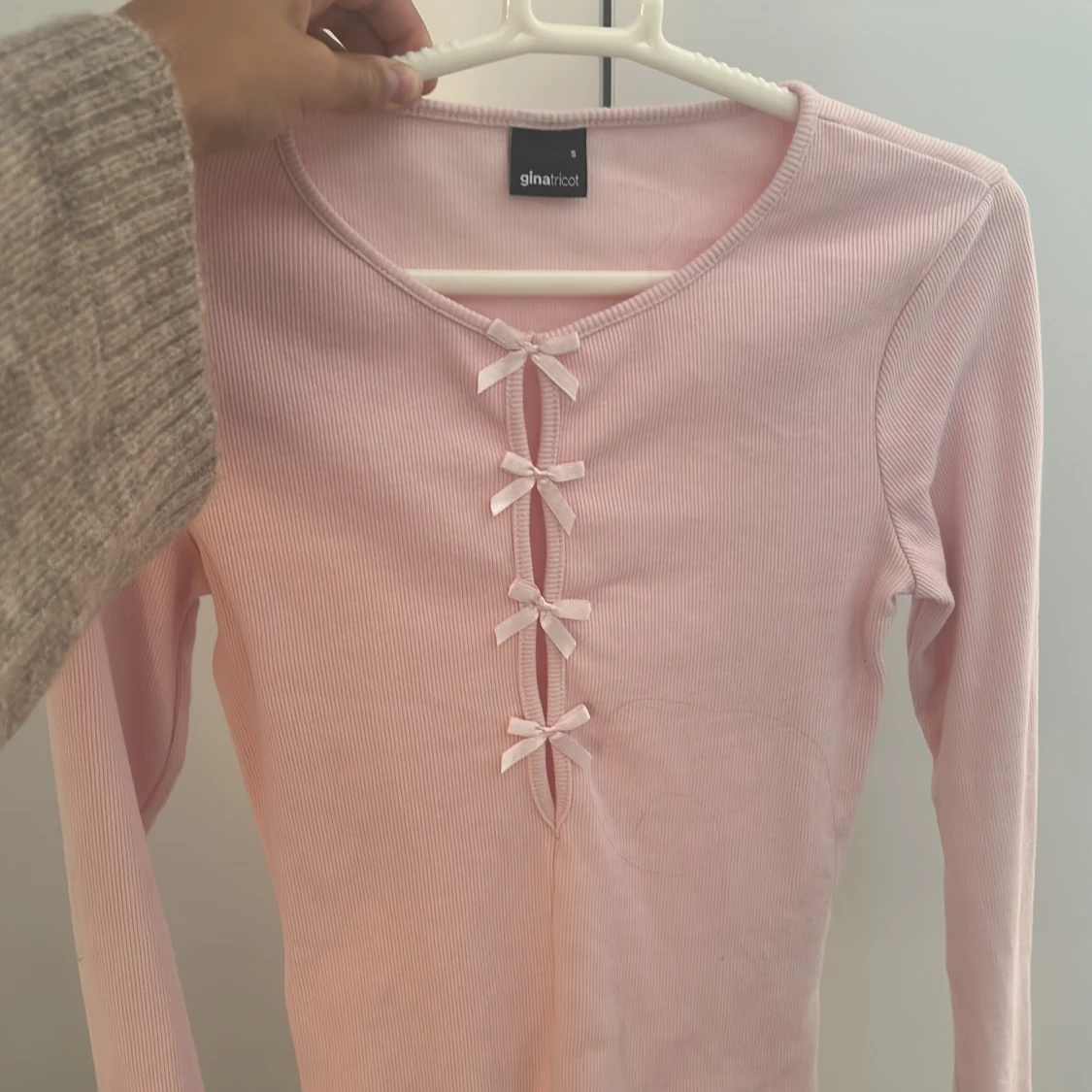 Ljusrosa ribbad topp med rosetter