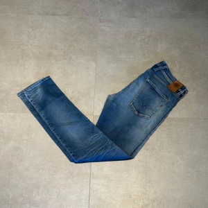 Replay w33 - Säljer ett par replay ambass i w33|💴jeansen har 42,5 i midjemått och 109 i längd|🍀| Hör gärna av dig fundering😄