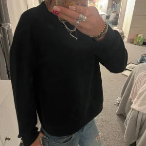 Svart stickad tröja  - Enkel svart stickad tröja från SHEIN i storlek S. Tröjan har rund halsringning, långa ärmar och en klassisk passform. Perfekt att matcha med jeans eller kjol för en clean look.