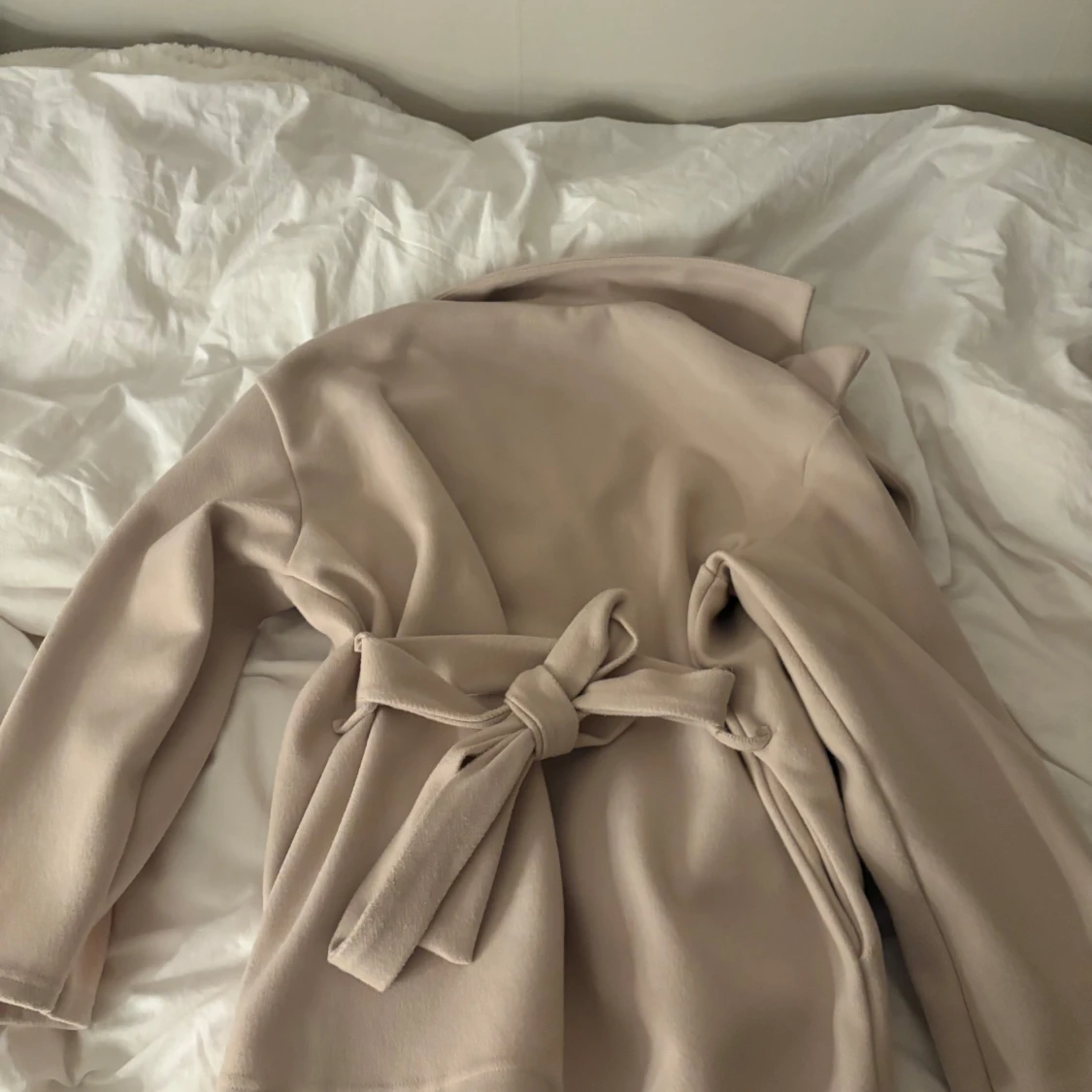 Beige kappa med bälte från SAYSAY - 2