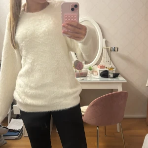 Fluffig vit stickad tröja från Nitted - Supermjuk och fluffig vit stickad tröja från Nitted. Säljer då den inte kommit till användning💓helt slutsåld på hemsidan