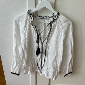 Fin sommarblus från Zara - En blus från Zara, perfekt för sommaren och när man är på semester. Har dock någon fläck på framsidan men bortsätt från där så är den fin
