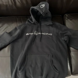 Sail racing hoodie - Säljer en sail racing hoodie storlek M, den är i bra skick och använts några gånger bara. 
