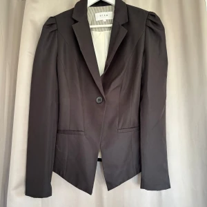 Kavaj  - Har axelvaddar  Har en lite reva på ryggen men inget stort (se bild 6) Köpt på 90-talet Har sidentyg som foder