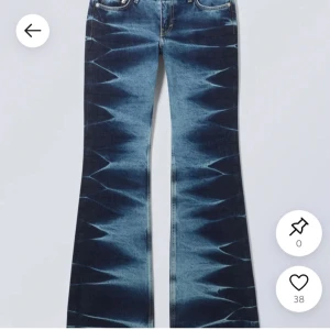 Blå bootcut jeans med coolt mönster - Säljer dessa jeans från weekday som är blå lågmidjade bootcut jeans med unikt, as coolt mönster! Pris kan diskuteras! 