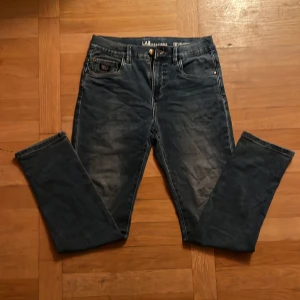 Lab Industries Jeans - Ljusblå jeans från Lab Industries i storlek 158, men passar också 164 eftersom de är i passform Eddy/Relaxed fit. Inte använda så mycket och är i fint skick med knappt några defekter.