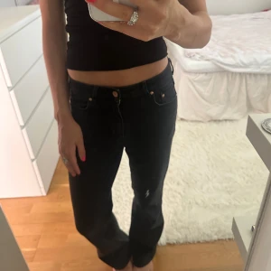 Baggy svarta jeans - Säljer dessa snygga loose jeansen från HM🥰🥰 storlek 36 men passar mig som har 34 eller 32. Änvända fåtal gånger💕