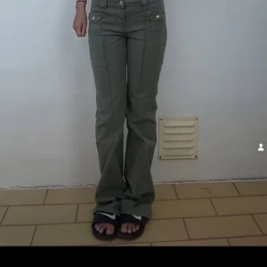 Olivgröna utsvängda jeans  - Trendiga och snygga utsvängda jeans! 