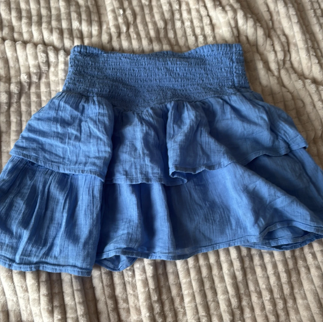 Blå volangkjol från Gina Tricot