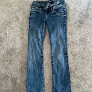 Blå jeans från LTB Valerie - Snygga blå jeans från LTB, modell Valerie. Klassisk femficksdesign med dragkedja och knapp framtill. Jeansen har en bootcut passform! Är i storlek w24 L30! Nypriset är 800kr sparsamt använda. Kom gärna med prisförslag!