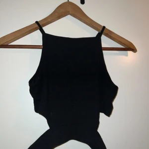 Svart croppad linnetopp - Snygg svart croppad linnetopp från CROPP i Polen. 