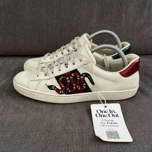 Gucci ace  - Tjena, säljer du dessa riktigt snygga och populära Gucci ace skorna, de är i bra skick men finns små tecken på amning se alla bilder, vestiaire tag ingår. Hör av er vi frågor och funderingar🙌🤝