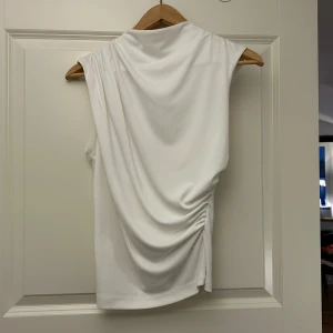 Superfin topp - Jättefin vit topp i draperat mönster💘