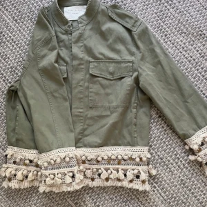 Grön overshirt från Zara med tofsar - Superfin grön jacka med detalj.