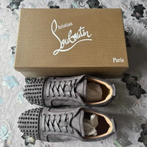 Louboutin skor grå - Vid frågor tveka ej