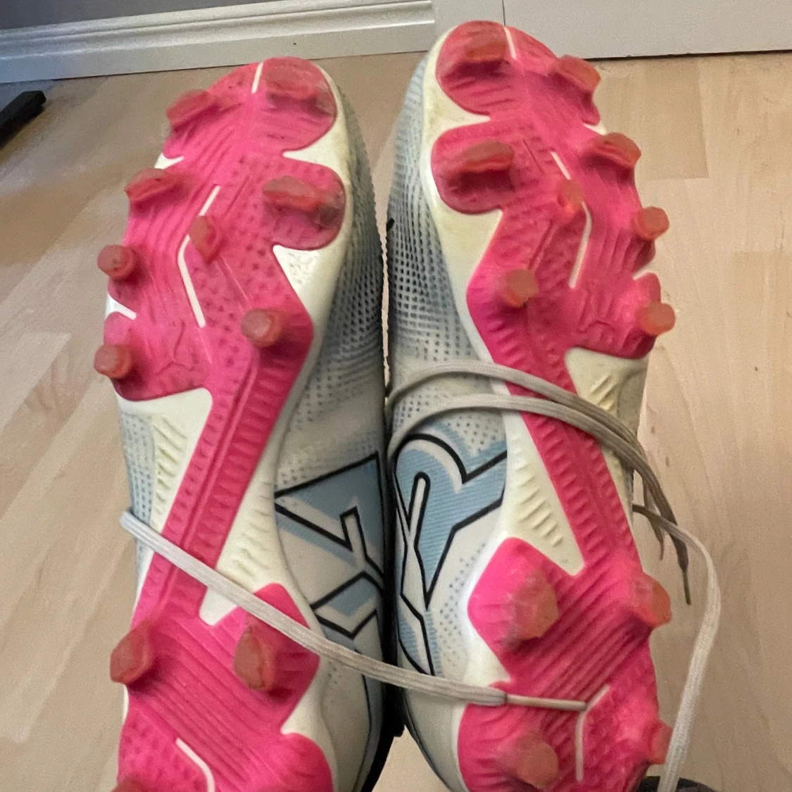 Puma vita fotbollsskor med rosa dobbar utan skolådan  - 3